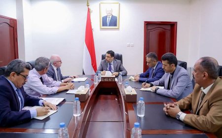 "أحمد بن مبارك" يوجه بسرعة تدشين الرحلات التجارية في مطار المخا الدولي بتعز