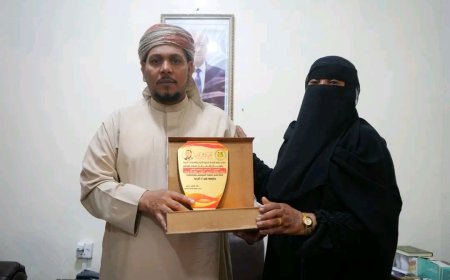 جمعية قلنسية النسوية تكرّم محافظ سقطرى تقديرا لدعمه المتواصل للحرف اليدوية