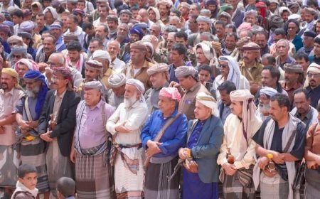 قيادة السلطة المحلية بشبوة تشارك في صلاة الغائب وتقديم التعازي في وفاة الشيخ عوض بن عشيم العولقي