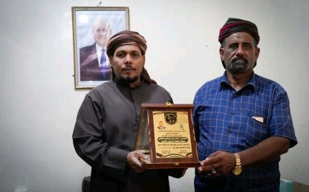 جمعية كع قيطنان تكرّم محافظ سقطرى بدرع الوفاء تقديرًا لدعمه للقطاع السمكي