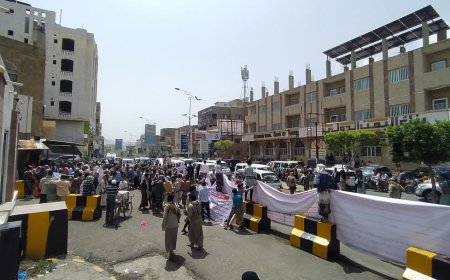 تعز.. وقفة احتحاجية تـتطالب بإزالة استحداث محطة غازية في حي سكني مكتض بالسكان .