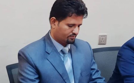 مدير إعلام أبين يعزي في وفاة عادل أشيد الحافرة .