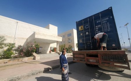 بجهود المحافظ "بن الوزير" ودعم الأشقاء في الإمارات.. هيئة مستشفى الشيخ محمد بن زايد تستقبل أجهزة وحدة الأشعة المقطعية