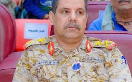 قائد محور عتق يعزي في وفاة العميد محمد ناصر المسلمي