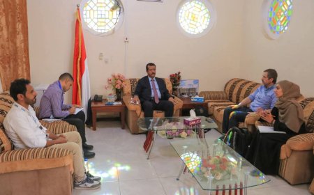 وفد من منظمة "شلتربوكس" البريطانية يبحث مع وكيل محافظة مأرب تنفيذ المرحلة الثالثة من مشروع المأوى الانتقالي للنازحين