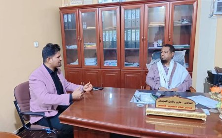 اليوسفي وباعزب يناقشان تعزيز العمل الإعلامي في مديرية خنفر .