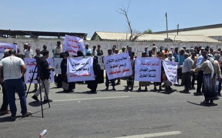 عمال وموظفو المؤسسة العامة للطرق والجسور بالعاصمة عدن يطالبون بإنقاذ المؤسسة وتصحيح مسار صندوق الطرق