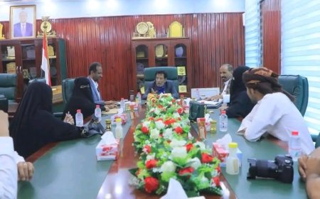 المحافظ "بن ياسر" يلتقي إدارة جمعية المهرة الصحية ويشيد بتدخلاتهم الإنسانية في دعم المرضى