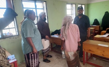 مدير عام المضاربة والأمين العام للمجلس المحلي ومدير إدارة التربية يدشنون امتحانات الشهادة الأساسية لمدارس المديرية