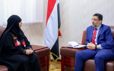 رئيس الوزراء يستقبل في عدن رئيسة رابطة أمهات المختطفين