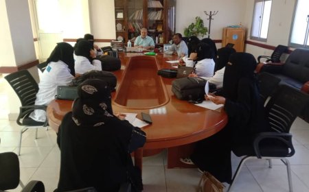 نائب مدير عام مكتب الصحة بلحج يعقد لقاءً مع العاملات الصحيات المجتمعات (CHW) لمناقشة دورهم الحالي خلال انتشار الحميات