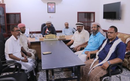 اللجنة الرئاسية بمهرجان "أسرة واحدة" للزواج الجماعي الأول بالشُحرة تكرّم فلهوم مدير عام المديرية تقديرًا لدوره البارز في إنجاح فعاليات المهرجان