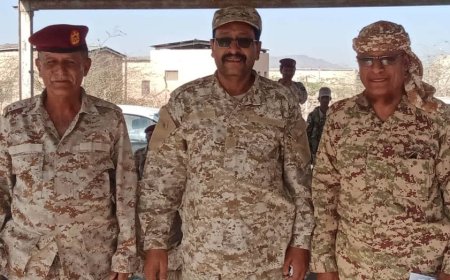 التوجية المعنوي لالوية الحزم ومحور العند ينفذ محاضرة توعوية وإرشادية لجنود وضباط اللواء الثاني والخامس مشاه حزم