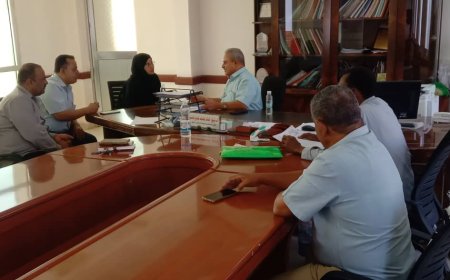 نائب مدير عام مكتب الصحة بلحج يناقش مع منظمة الإغاثة الإسلامية ترتيبات لعملية امتحان القبول لـ 90 مرشحه