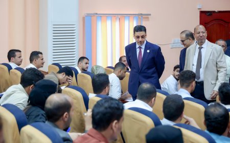 رئيس الوزراء يدشن بجامعة عدن الدورة الأولى لامتحان التقييم والكفاءة لمزاولي المهن الطبية والصحية