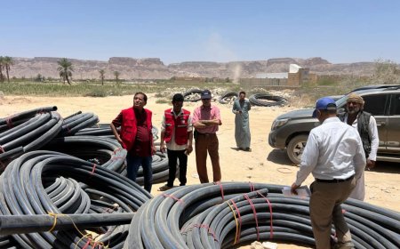 مدير عام المؤسسة المحلية للمياه بوادي حضرموت ورئيس جمعية الهلال الاحمر بحضرموت يتفقدان مشروع شبكة السحيل الغربي بمدينة سيئون