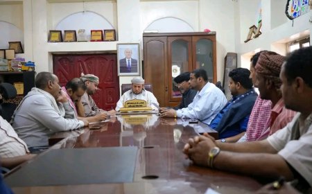 محافظ سقطرى يناقش مع مكتب الصناعة والتجارة والمستثمرين خطة التموين لفصل الخريف