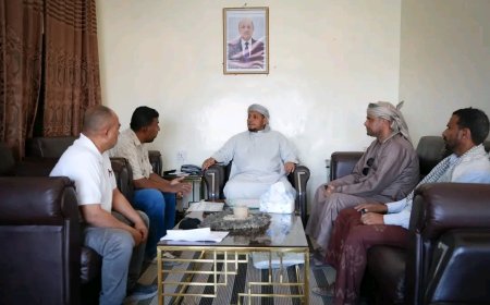 محافظ سقطرى يلتقي استشاري مشاريع الصندوق الاجتماعي للتنمية ويشيد بالجهود التنموية