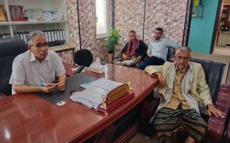 مدير عام مديرية عتق يلتقي اللجنة الأهلية لمنطقة قرى خليفة لبحث الاحتياجات الخدمية للمنطقة