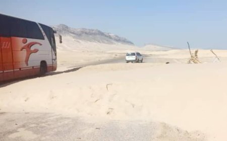 الكثبان الرملية في ساحل لمبح بميفع تُعيق حركة السير على الخط الدولي المكلا - شبوة - عدن