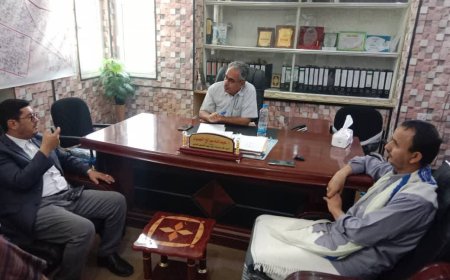 مدير عام مديرية عتق يعقد اجتماعاً مع مدير عام صندوق صيانة الطرق بمحافظة شبوة لبحث أعمال الصيانة العاجلة في المدينة