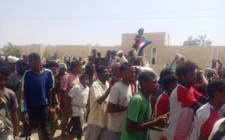 أبناء مديرية خنفر من كوادر وشخصيات اجتماعية وقطاع نسوي ينظمون وقفة تضامنية مع قيادة ومنتسبي جهاز مكافحة الإرهاب في أبين