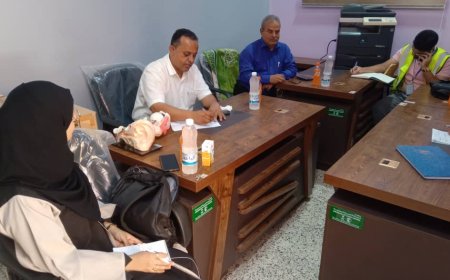 نائب مدير عام صحة لحج ومدير عام المعهد الصحي يناقشان مع منظمة الإغاثة الإسلامية إجراءات قبول 75 طالبة
