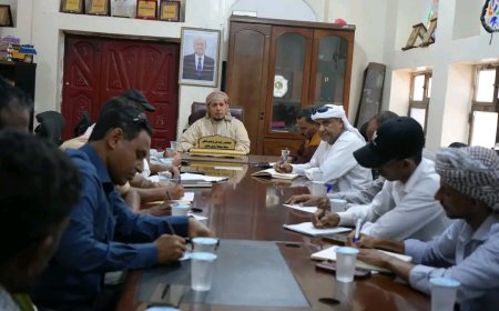 محافظ سقطرى يناقش مع الجهات المختصة برنامج مهمة فريق الرصد التفاعلي المشترك إلى الأرخبيل