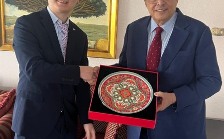 لقاء الرئيس علي ناصر محمد مع مندوب تلفزيون الصين المركزي