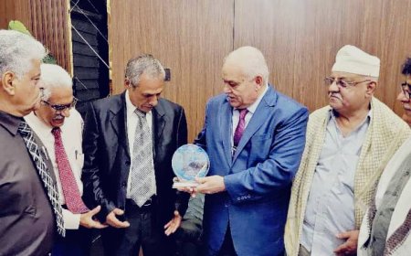 وزارة الخدمة المدنية تكرم الرجل الإداري علوان نظير ماقدمه من خدمات طيلة 40 عاما