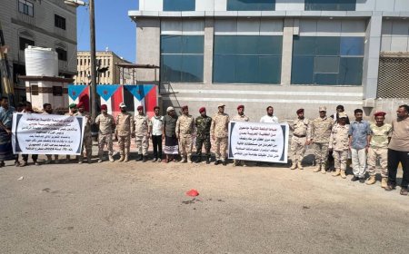 ضباط الدفعة الثانية جامعيين في عدن ينتفضون سلميًّا ضد "حرمانهم المالي" منذ 15 شهرًا