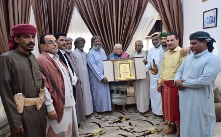 في الذكرى التاسعة لتحرير ساحل حضرموت من الجماعات الإرهابية .. مرجعية قبائل حضرموت تكرِّم اللواء الركن عبدالرحيم عتيق أحد أبرز مؤسسي النخبة الحضرمية