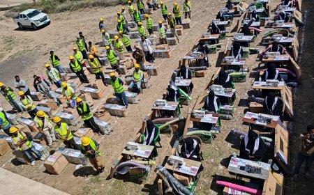 الأمين العام للمجلس المحلي بالضالع يدشن توزيع حقائب التدريب المهني