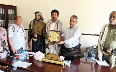 مدير عام مديرية بيحان يكرم أسرة آل عبيد المطهري لدعمهم السخي لمستشفى بيحان بالأجهزة والمعدات الطبية