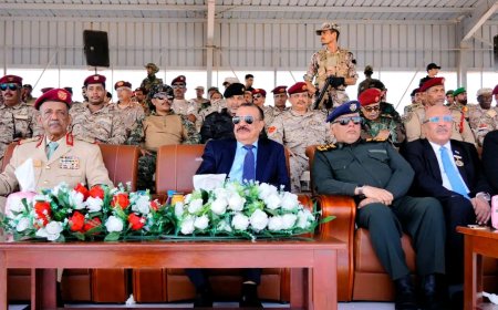 اللواء بن بريك يشهد العرض العسكري المهيب لقوات المنطقة العسكرية الثانية والنخبة الحضرمية