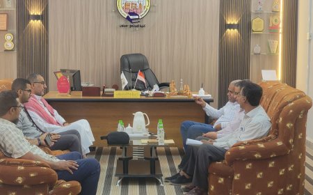 الرئيس التنفيذي لشركة عالم الأعمال يزور كلية مجتمع سيئون ويطّلع على تجربتها الرائدة