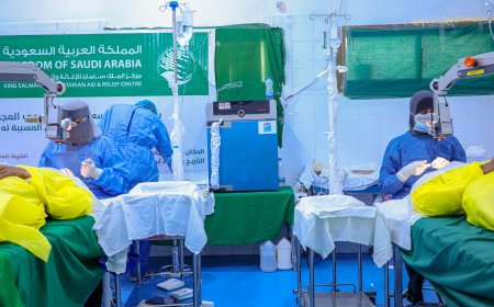 اختتام مخيم العيون الذي أقامته مؤسسة البصر الخيرية العالمية في مديرية لودر بمحافظة أبين