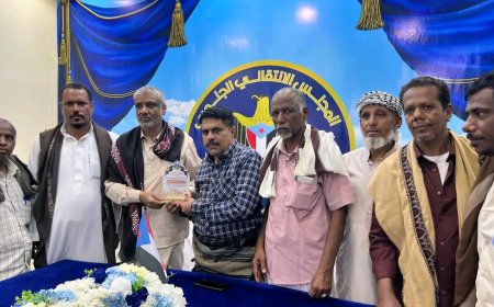 العميد المحمدي يتسلم درع تقديري مقدم من تنفيذية انتقالي شبام تقديرًا لنجاح مليونية “حضرموت أولًا”