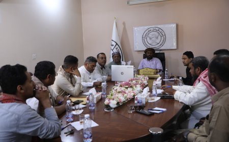 رئيس حلف قبائل حضرموت يناقش مع مجموعة من المختصين مقترحات دعم التوجه نحو الحكم الذاتي