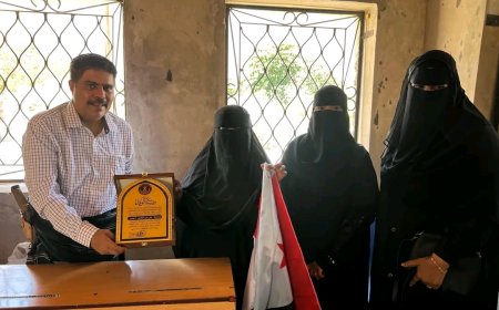 العميد المحمدي يكرم المناضلة أم هارون العكبري تقديرًا لمشاركتها في مليونية حضرموت أولًا بالمكلا