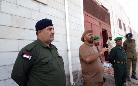 مدير السجن المركزي بلحج يلقي كلمة توجيهية مشيدًا بانضباط الأفراد وروح الفريق الواحد