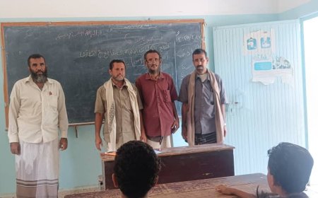 مدير مكتب التربية بالمحفد يتفقد سير التعليم التعويضي بمدرسة علي جاحص منطقة العرق