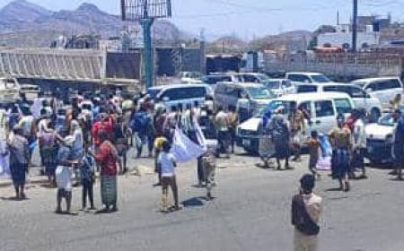 تظاهرة حاشدة في المسيمير تطالب محافظ لحج بإقالة ومحاسبة مدير عام المديرية