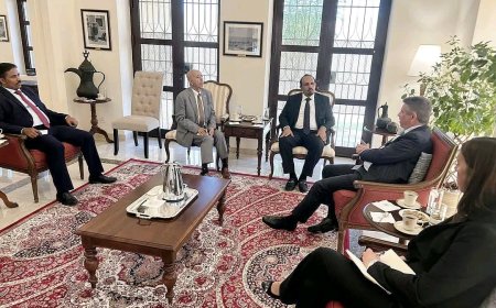 محافظ حضرموت يبحث بالرياض مع السفير الأمريكي جهود تعزيز الأمن ومكافحة الإرهاب ودعم الخدمات