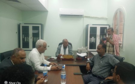 برئاسة الوكيل الجحما اجراء عملية التسليم والاستلام بين السلف السقاف والمدير الخلق السعدي لمستشفى الرازي بأبين