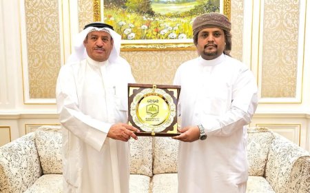 رئيس جامعة المهرة يقدّم درع الجامعة لرئيس أمناء الجامعة الدولية تقديراً لاستضافة المؤتمر العام الـ57 لاتحاد الجامعات العربية.