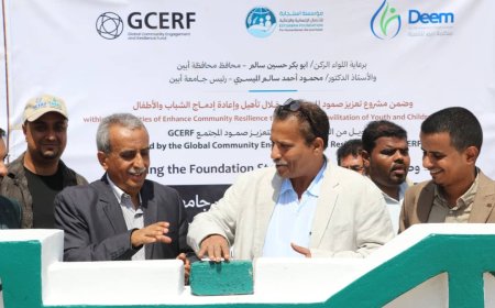 محافظ أبين ورئيس الجامعة يضعان حجر الأساس لبناء سكن الطالبات بجامعة أبين