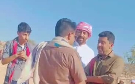 د. العمودي يشارك في مراسم تشييع جثمان الفقيد أبوبكر عمر سعيد المعاري ويقدم تعازي قيادة الحلف