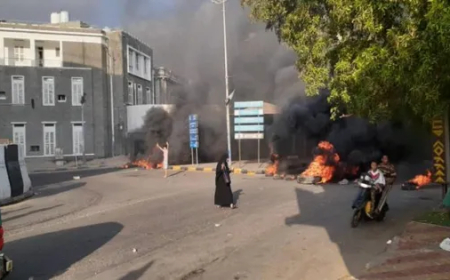 غضب شعبي وتظاهرة حاشدة أمام قصر معاشيق تطالب بالتغيير وتحمل الحكومة مسؤولية انهيار الخدمات