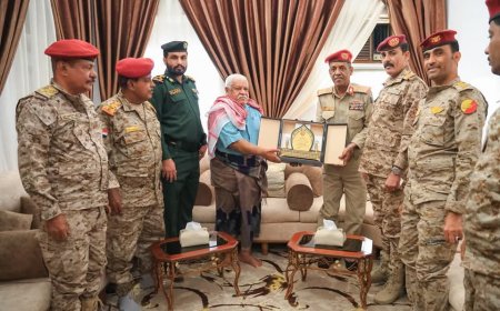 قائد المنطقة العسكرية الثانية يكرّم اللواء الركن عبدالرحيم عتيق بدرع الوفاء